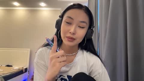 Mia online show from March 15, 11:16 am