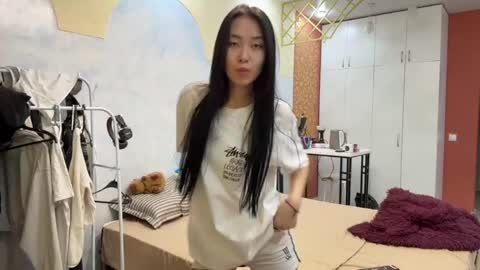 Mia online show from April 13, 11:59 am