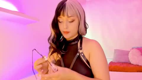 Snapshot of gloomydoll chatting on November 4, 6:51 pm Mimi online show from November 4, 6:51 pm