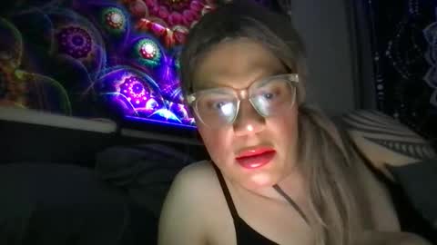 Snapshot of glow92 chatting on December 16, 3:44 am Glow Goddess online show from December 16, 3:44 am