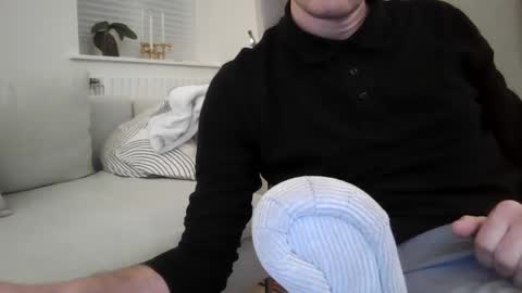 Snapshot of gnusmas4you chatting on December 17, 7:42 pm Gnusmas4you online show from December 17, 7:42 pm