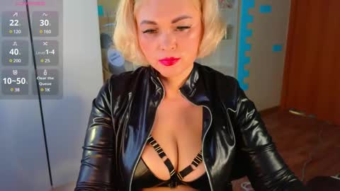 Snapshot of goddess_isabella11 chatting on February 14, 8:21 am Mrs. Isabella online show from February 14, 8:21 am