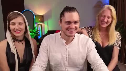   330 UTC2 girls   online show from December 13, 3:38 am