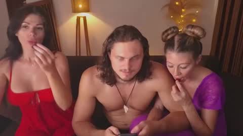   330 UTC2 girls   online show from March 12, 6:29 am