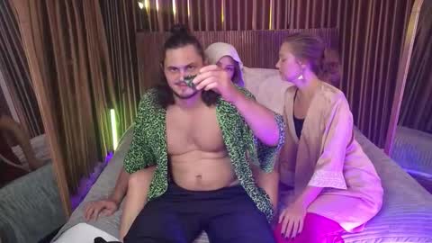   330 UTC2 girls   online show from November 13, 3:16 am