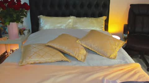 Snapshot of goddess_squirt_ chatting on October 19, 12:22 am Katrin online show from October 19, 12:22 am