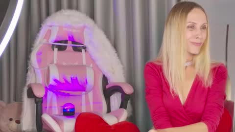 Snapshot of goddess_stars chatting on November 8, 7:08 am Katarina online show from November 8, 7:08 am