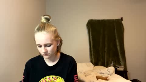 Snapshot of goddessfeyaa chatting on December 9, 12:45 am feyaa22 online show from December 9, 12:45 am