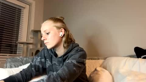 Snapshot of goddessfeyaa chatting on December 12, 2:37 am feyaa22 online show from December 12, 2:37 am