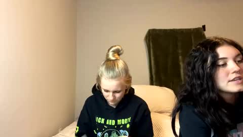 Snapshot of goddessfeyaa chatting on December 13, 11:39 pm feyaa22 online show from December 13, 11:39 pm