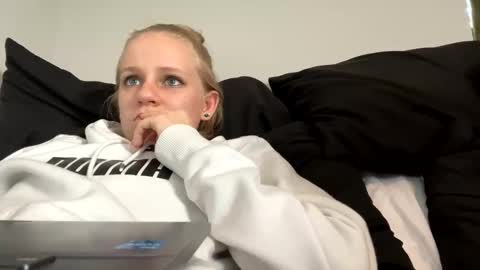 Snapshot of goddessfeyaa chatting on December 15, 7:42 pm feyaa22 online show from December 15, 7:42 pm