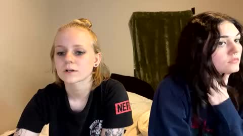 Snapshot of goddessfeyaa chatting on December 16, 11:18 pm feyaa22 online show from December 16, 11:18 pm