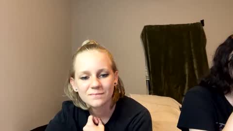 Snapshot of goddessfeyaa chatting on December 19, 2:01 am feyaa22 online show from December 19, 2:01 am