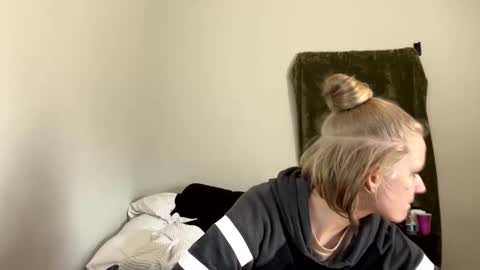 Snapshot of goddessfeyaa chatting on December 19, 5:40 pm feyaa22 online show from December 19, 5:40 pm