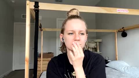 Snapshot of goddessfeyaa chatting on February 7, 4:24 pm feyaa22 online show from February 7, 4:24 pm