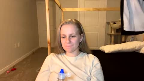 Snapshot of goddessfeyaa chatting on March 1, 2:15 am feyaa22 online show from March 1, 2:15 am