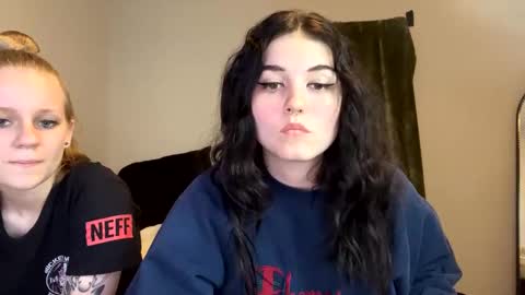 Snapshot of goddessshadowraven chatting on December 16, 11:18 pm Goddess Raven online show from December 16, 11:18 pm