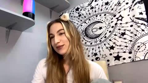 Snapshot of goldavanhise chatting on December 18, 4:57 pm Gloria online show from December 18, 4:57 pm