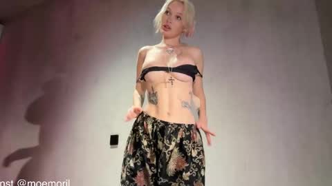 Snapshot of golden_alinee chatting on April 23, 12:29 pm Aline meow online show from April 23, 12:29 pm