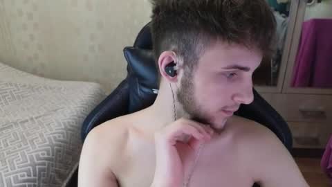 Golden boyyy21 online show from April 15, 12:39 am