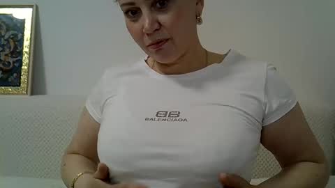 Snapshot of golden_kessie chatting on May 15, 6:42 am golden_kessie online show from May 15, 6:42 am