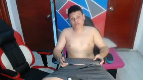 Snapshot of golden_latin chatting on June 10, 11:35 pm golden_latin online show from June 10, 11:35 pm