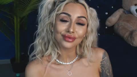 Snapshot of goldenamberx chatting on January 19, 9:01 am GoldenAmberX online show from January 19, 9:01 am