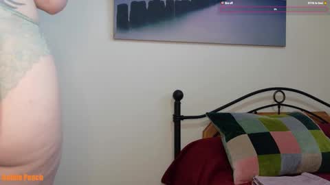 Snapshot of goldie_peach chatting on November 13, 2:27 pm Goldie online show from November 13, 2:27 pm