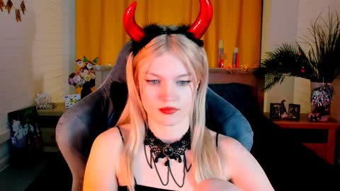 Snapshot of graceglamour chatting on December 18, 11:45 am Grace Glamour online show from December 18, 11:45 am