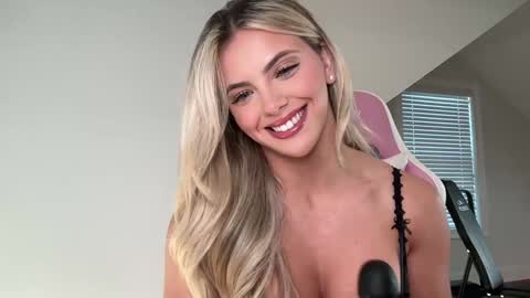 Snapshot of gracieparker chatting on November 8, 8:07 pm Gracie online show from November 8, 8:07 pm