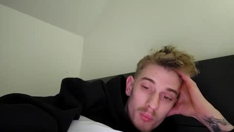 Snapshot of graff4 chatting on December 30, 10:55 pm Smallcom online show from December 30, 10:55 pm