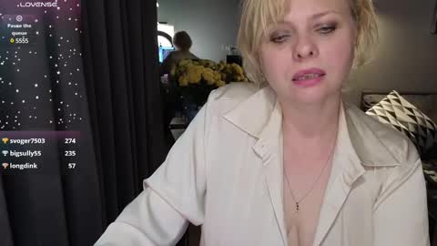 Snapshot of gray_swann chatting on February 19, 3:49 pm Ray online show from February 19, 3:49 pm