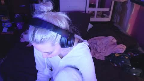 Snapshot of graylovescookies chatting on December 26, 7:27 pm graylovescookies online show from December 26, 7:27 pm