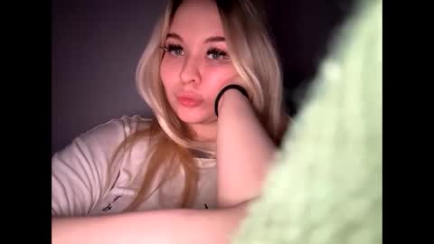 Lina 3 online show from April 22, 5:58 pm