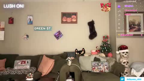 Snapshot of greenxxxqueen chatting on November 14, 2:43 am SexQueen Nikki online show from November 14, 2:43 am