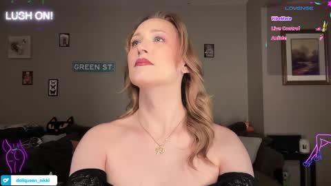 Snapshot of greenxxxqueen chatting on May 12, 5:37 am SexQueen Nikki online show from May 12, 5:37 am