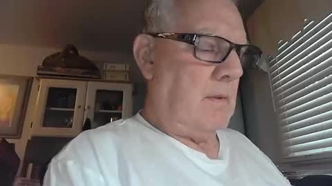 Snapshot of gspotlover1 chatting on November 4, 3:33 pm Horny Daddy online show from November 4, 3:33 pm