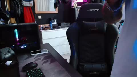 Snapshot of guayaco_ chatting on November 17, 8:03 pm Guayaco online show from November 17, 8:03 pm