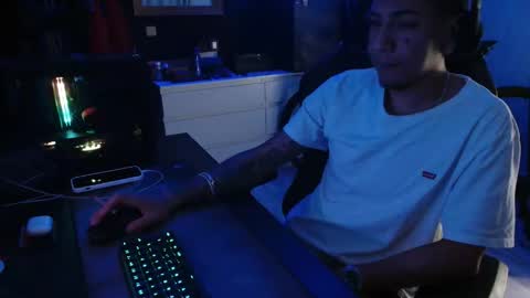 Snapshot of guayaco_ chatting on November 18, 6:12 pm Guayaco online show from November 18, 6:12 pm