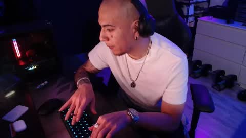 Snapshot of guayaco_ chatting on February 14, 6:37 pm Guayaco online show from February 14, 6:37 pm