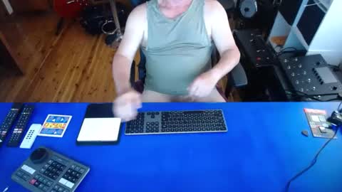 Snapshot of guesswhatigot2 chatting on December 18, 6:32 am guesswhatigot2 online show from December 18, 6:32 am