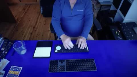 Snapshot of guesswhatigot2 chatting on September 27, 1:43 am guesswhatigot2 online show from September 27, 1:43 am