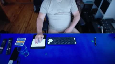 Snapshot of guesswhatigot2 chatting on November 23, 4:01 am guesswhatigot2 online show from November 23, 4:01 am