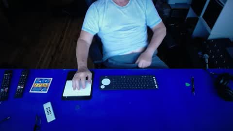 Snapshot of guesswhatigot2 chatting on November 27, 8:27 am guesswhatigot2 online show from November 27, 8:27 am