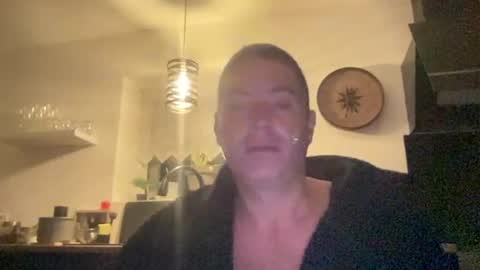 Snapshot of guil0 chatting on September 17, 7:32 am guil0 online show from September 17, 7:32 am