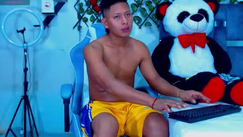 Snapshot of gurxxxt chatting on November 23, 4:40 pm Hakim online show from November 23, 4:40 pm