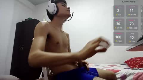 Snapshot of guts1_ chatting on November 3, 11:26 pm Guts online show from November 3, 11:26 pm