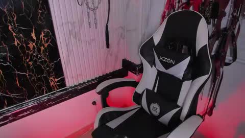 Snapshot of guxplo chatting on February 9, 4:00 pm Antonella online show from February 9, 4:00 pm