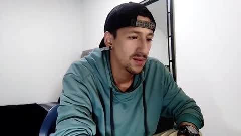 Snapshot of guykarim chatting on December 30, 5:37 am karim online show from December 30, 5:37 am