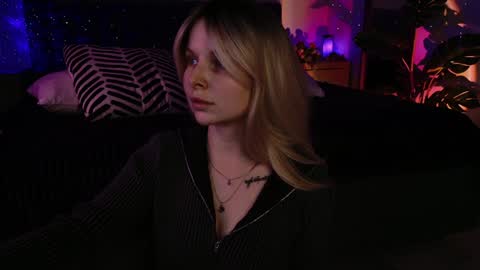 Snapshot of gwenhilton chatting on January 3, 6:11 am gwenhilton online show from January 3, 6:11 am